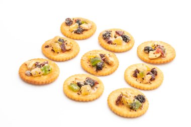 kraker bisküvi ile beyaz arka plan üzerinde izole Kuruyemiş