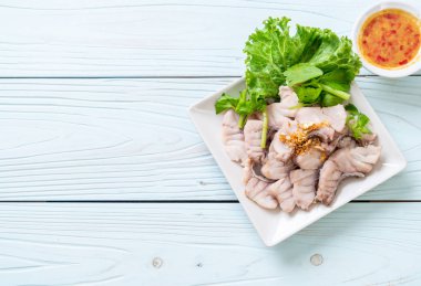 Soslu ve sebzeli haşlanmış balık sosu.