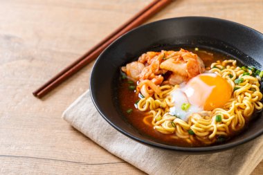 Kimchi ve yumurta - Korece ramen tarzı ile Kore anlık erişte