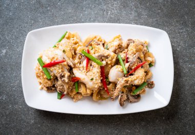 Karıştırılmış kalamar ya da tuzlu yumurtalı ahtapot - Asya deniz ürünleri tarzı