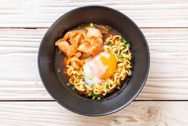 Kimchi ve yumurta - Korece ramen tarzı ile Kore anlık erişte