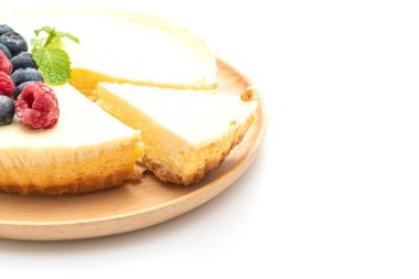 Ahududu ve beyaz arka plan üzerinde izole yaban mersini ile ev yapımı cheesecake