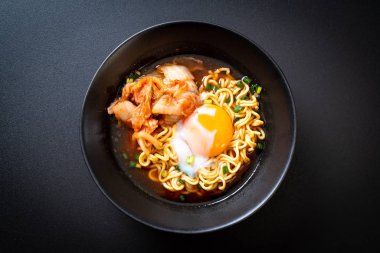 Kimchi ve yumurta - Korece ramen tarzı ile Kore anlık erişte