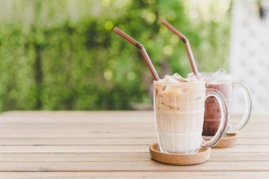 buzlu latte ile klasik cam buzlu çikolata kahve