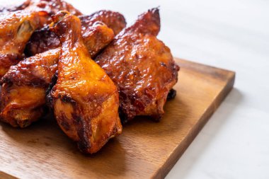 Masada ızgara ve ızgara tavuk.