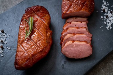 Kızarmış ördek göğsü siyah arduvaz plaka üzerinde