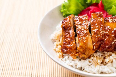 tepesinde ekmek kapısı üzerinde teriyaki soslu ızgara tavuk