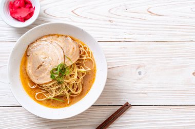 chaashu domuz eti - Japon tarzı ile TONKOTSU ramen erişte