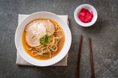 chaashu domuz eti - Japon tarzı ile TONKOTSU ramen erişte