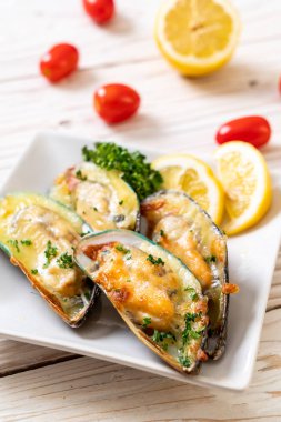 Peynirli taze midye.