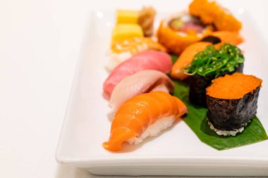 plaka - Japon yemekleri stil üzerinde karışık sushi