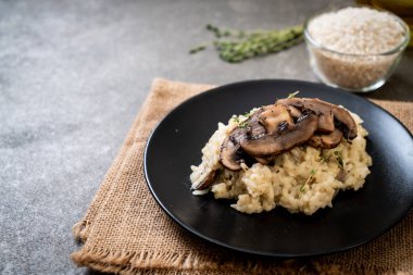 Mantar ve peynir ile ev yapımı risotto