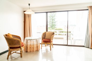 Boş masa ve sandalye oturma odası iç dekorasyonda