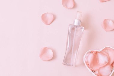 parfüm şişesi ile rose petal arka plan üzerinde