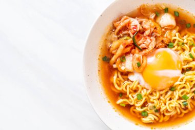 Kimchi ve yumurta - Korece ramen tarzı ile Kore anlık erişte
