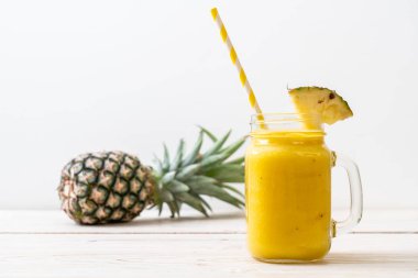 Tahta masada taze ananas suyu bardağı - Sağlıklı içecek