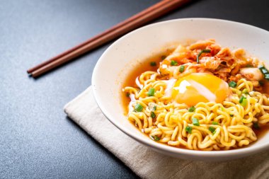 Kimchi ve yumurta - Korece ramen tarzı ile Kore anlık erişte