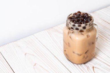 Ahşap arka plan üzerinde kabarcık ile Tayvan süt çay