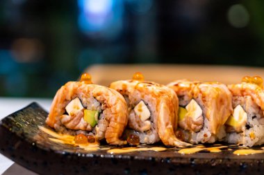 Somon Roll Suşi - Japon gıda tarzı