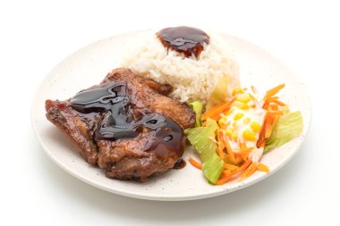 teriyaki sosu ve beyaz arka plan üzerinde izole pirinç ızgara tavuk