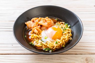 Kimchi ve yumurta - Korece ramen tarzı ile Kore anlık erişte