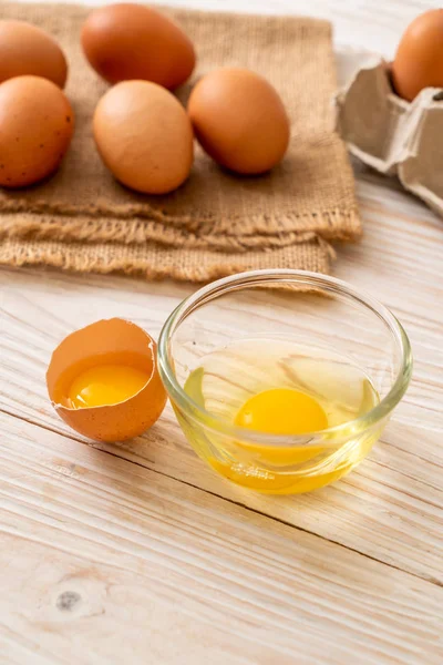 Brown Eggs Wooden Table One Broken Egg Yolk — Stock Photo, Image