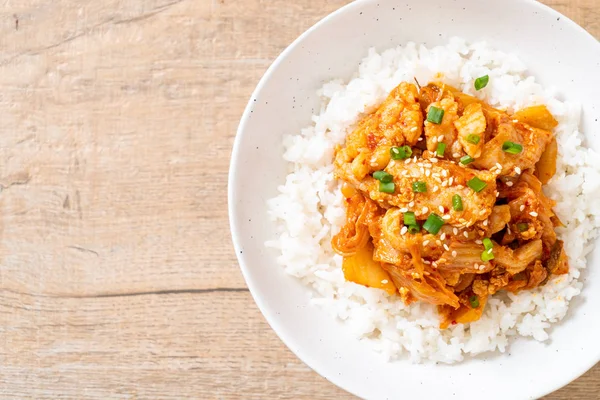 Pirinçli kimchi ve domuz kızartması. Kore usulü.