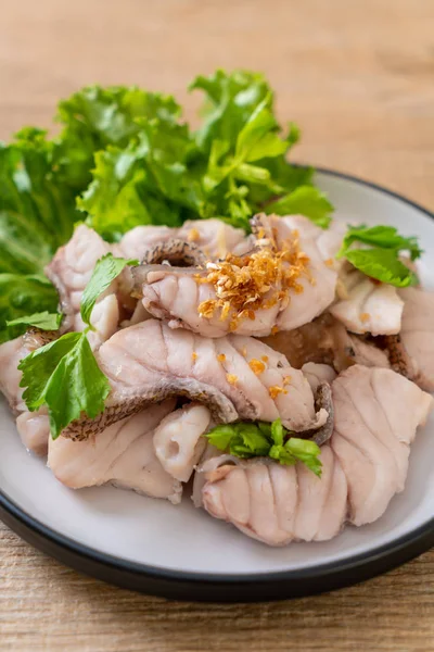 Soslu ve sebzeli haşlanmış balık sosu.