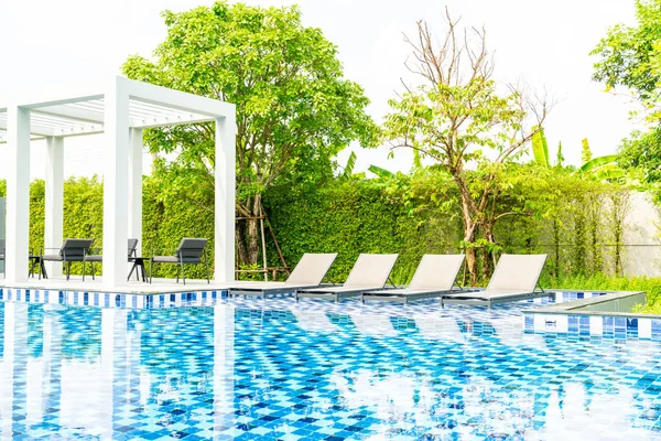 Otel ve tatil seyahat ve tatil için açık yüzme havuzunda havuzuyla yatak