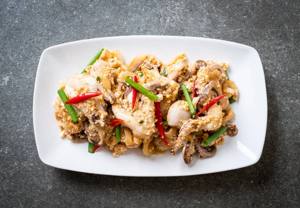 Karıştırılmış kalamar ya da tuzlu yumurtalı ahtapot - Asya deniz ürünleri tarzı