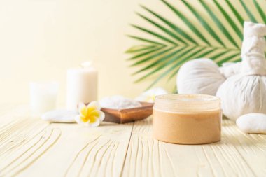 Ahşap zemin üzerine kurulmuş kaplıca tedavileri - Güzellik konsepti