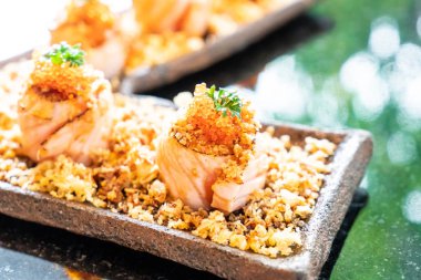 Somon suşi rulo soslu - Japon gıda tarzı