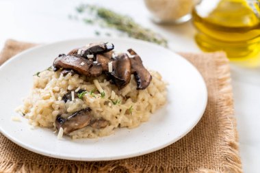 Mantar ve peynir ile ev yapımı risotto