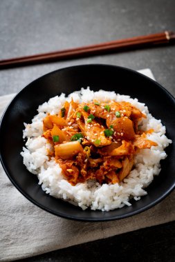 Pirinçli kimchi ve domuz kızartması. Kore usulü.