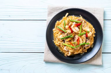 Karıştırılmış kalamar ya da tuzlu yumurtalı ahtapot - Asya deniz ürünleri tarzı