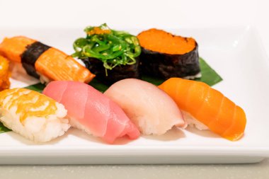 plaka - Japon yemekleri stil üzerinde karışık sushi