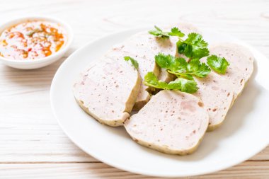 Domuz sosisi Vietnam dili veya Vietnamca soslu domuz buğulama