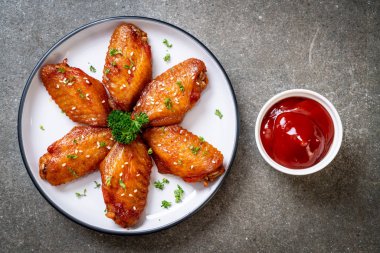 Beyaz susamlı ızgara tavuk kanadı.