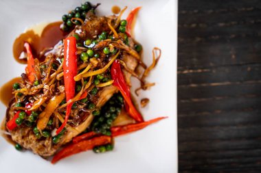 baharatlı tavada kızartılmış ve bitki ile Gruplayıcı balık fileto - Tay gıda tarzı