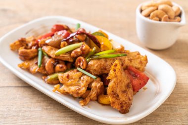 Kaju fıstığı - Asya gıda ile tavada kızartılmış tavuk
