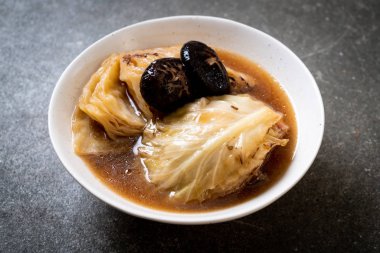 kırmızı mantar - vegan ve Asya tarzı Vejetaryen yiyecekler çorbası haşlanmış lahana