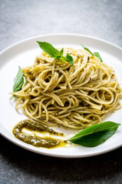 Homamade spagetti pesto sos, zeytin yağı ve fesleğen yaprakları ile.