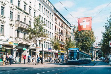 Zürih, İsviçre - 23 Ağustos 2018: Zürih Şehri, İsviçre kaldırımlarda insanlar yürüyüş yaparken bir tramvay merkezi Bahnhofstrasse sürücüler.