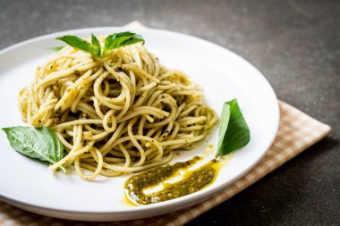 Homamade spagetti pesto sos, zeytin yağı ve fesleğen yaprakları ile.