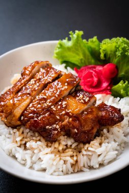 tepesinde ekmek kapısı üzerinde teriyaki soslu ızgara tavuk