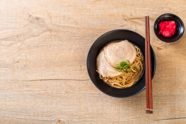 chaashu domuz eti - Japon tarzı ile TONKOTSU ramen erişte