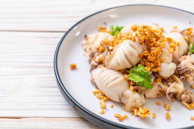 Kızarmış kalamar ya da tabakta sarımsak olan ahtapot.