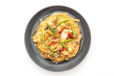 Tavada kızartılmış kalamar ve ahtapot tuzlu beyaz arka plan üzerinde izole yumurta ile