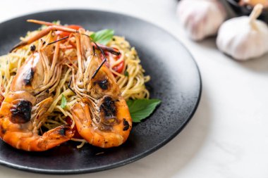 ızgara karides ve domates - İtalyan Füzyon gıda tarzı ile tavada kızartılmış spagetti