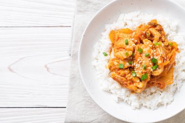 Pirinçli kimchi ve domuz kızartması. Kore usulü.